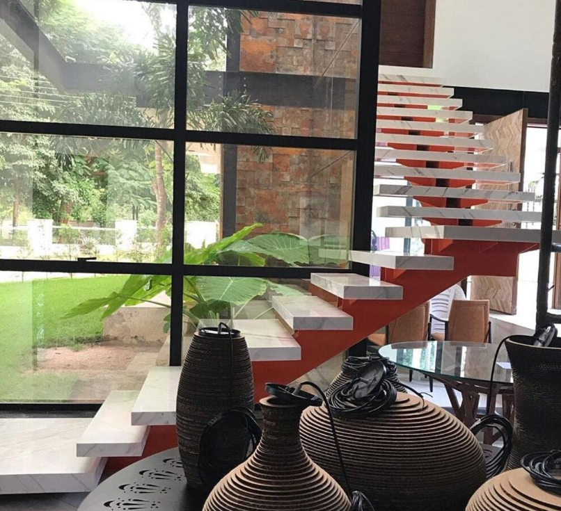 Escada externa revestida em pedra clara
