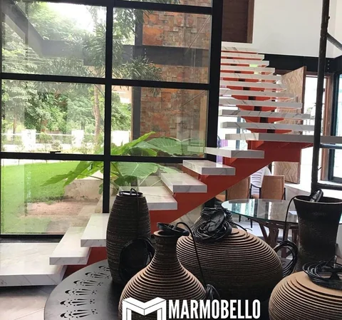 Escada interna com degraus em pedra