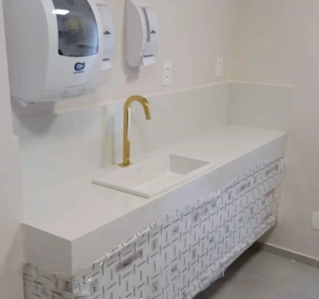 Lavabo claro com bancada e cuba integradas