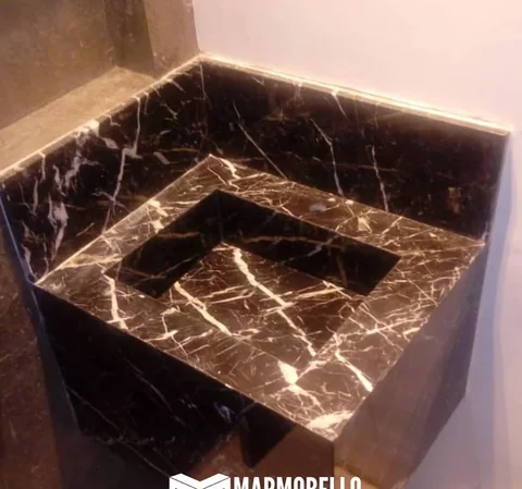 Lavabo em pedra escura com veios claros